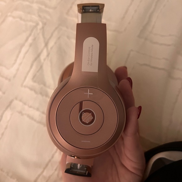 Brand New Beats Solo³ Rose Gold Bluetooth Wireless Headphones - Picture 4 of 6